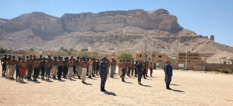 مدير أمن حضرموت الوادي والصحراء يطلع على مستوى الجاهزية والانضباط لأفراد دورة الاستجداد الاولى للعام 2025م