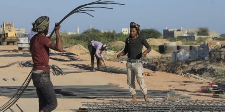 تواصل أعمال الحماية الجانبية للطريق الدائري المخصص للشاحنات بالغيضة