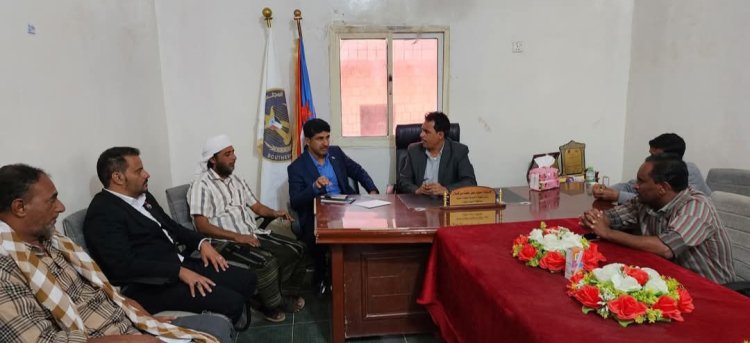 رئيس تنفيذية انتقالي سقطرى يناقش مع رئيس دائرة الإعلام والثقافة عمل الإدارة وأقسامها بالمحافظة