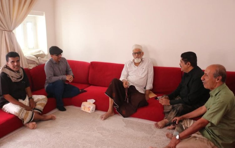 رئيس تنفيذية انتقالي حضرموت يطمئن على صحة الأديبان الدكتور عبدالله البار والدكتور عبده بن بدر