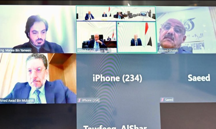 رئيس مجلس القيادة يعقد اجتماعاً برئيس الوزراء والمسؤولين المعنيين بالشأن الاقتصادي والخدمي