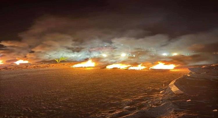 غصب شعبي بلحج اثر خروج الكهرباء عن الخدمة.