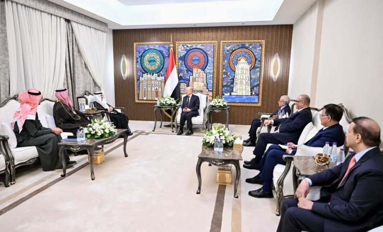 رئيس مجلس القيادة الرئاسي يشيد بالتدخلات الكويتية الإنمائية والإنسانية