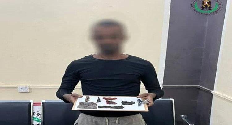 القبض على حلاق يروج للمخدرات في عدن.