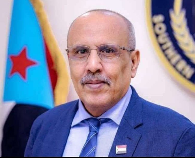 الكثيري يُعزَّي مؤمن حسن السقاف بوفاة والدته