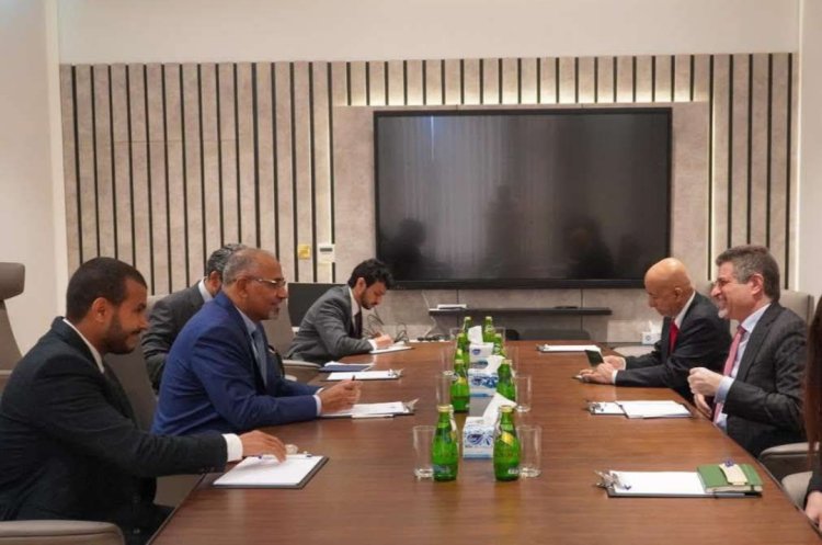 الرئيس الزُبيدي يبحث مع السفير الأمريكي مستجدات الأوضاع الإنسانية والسياسية في بلادنا