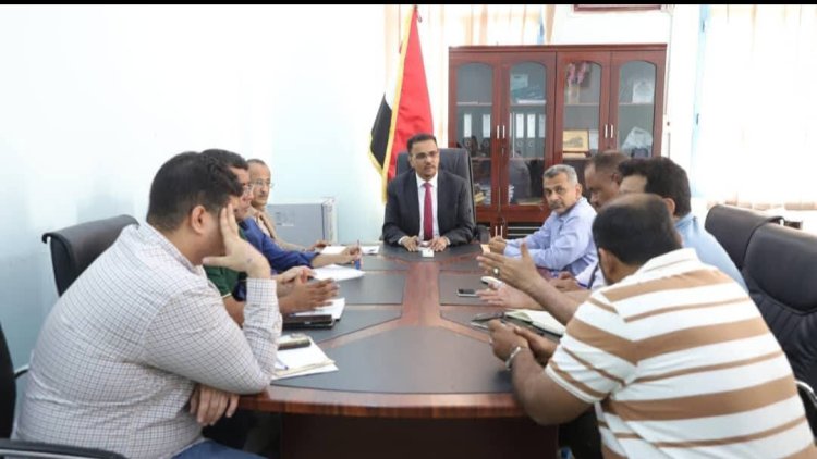 اجتماع برئاسة أمين عام محلي حضرموت يؤكد صعوبة المرحلة ويُشدد على اتخاذ خطة طوارئ لإدارة الأزمة للقطاعات الخدمية