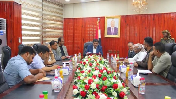 اجتماع موسع يناقش أوضاع مؤسسة المياه والصرف الصحي بالمهرة.