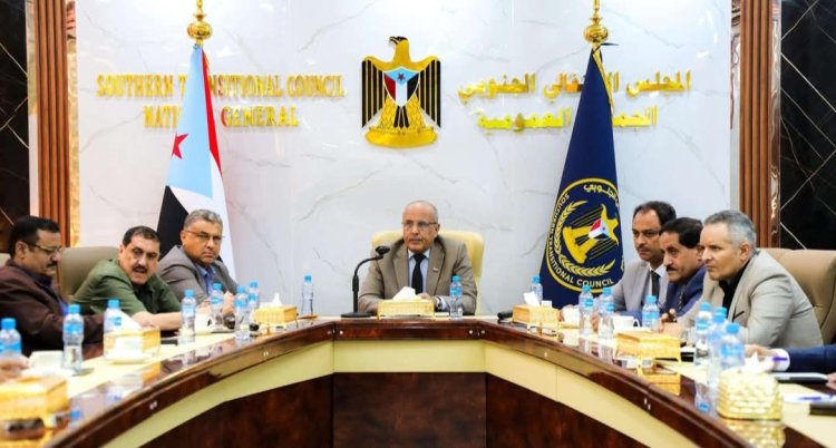 الكثيري يرأس اجتماعاً مشتركاً لقيادات من المجلس الانتقالي وقيادة السلطة المحلية والأمن بالعاصمة عدن