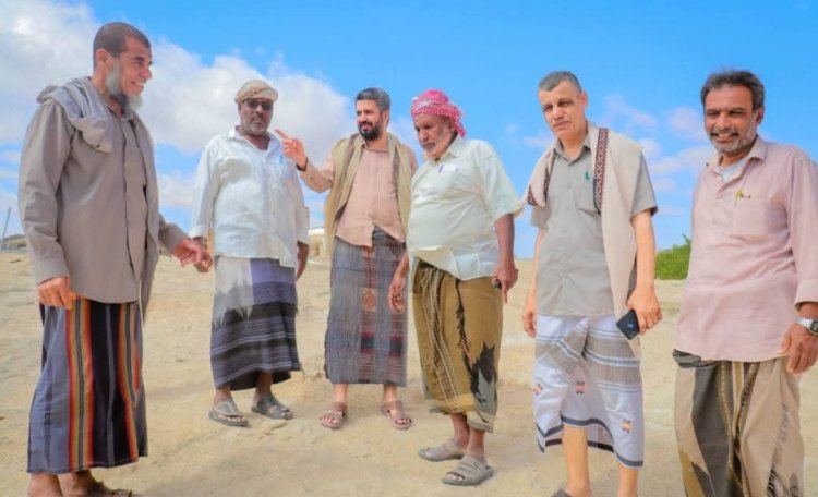 مدراء عموم غيل باوزير والزراعة في زيارة ميدانية لتفقد مواقع الخوع الطبيعية لحصد وخزن المياه