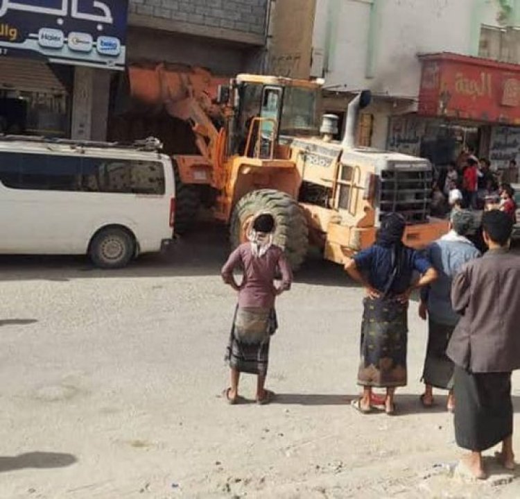 لجنة الخدمات في شبوة تواصل إزالة البسطات العشوائية