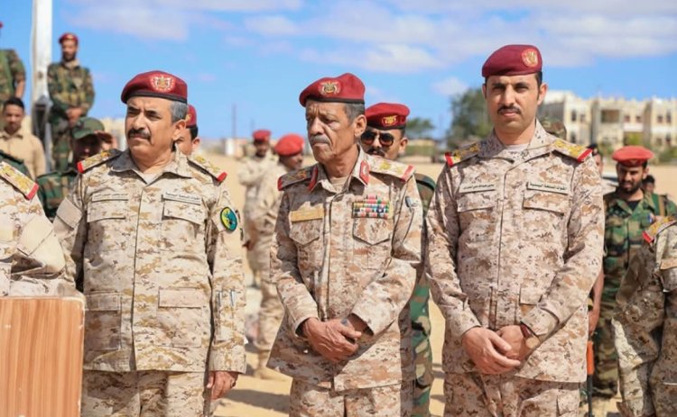 رئيس هيئة العمليات وقائد المنطقة العسكرية الثانية يتفقدان دورات الاستجداد الخاصة بالمنطقة العسكرية الثانية في معسكر لواء الريان بالمكلا