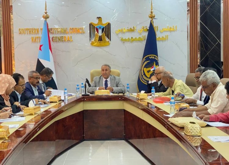 العاصمة عدن.. مجلس المستشارين يحمل الحكومة مسؤولية تدهور الخدمات ويدعو لتمكين الكوادر الجنوبية في المؤسسات الاقتصادية