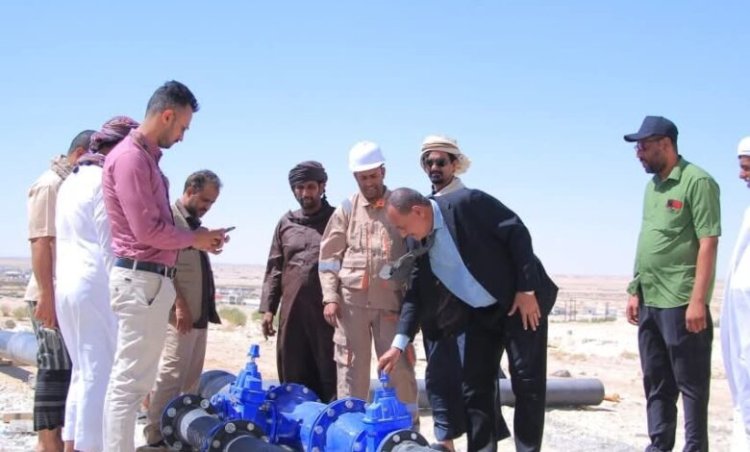 رئيس المؤسسة العامة للمياه يتفقد العمل في مشروع تطوير مرافق المياه بمدينة شحن بالمهرة