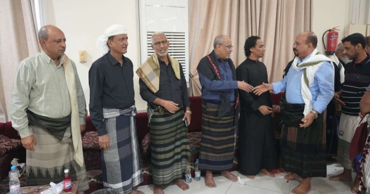 قيادات سياسية وعسكرية واجتماعية تقدم واجب العزاء للسقاف في وفاة والدته