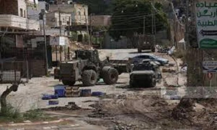 قوات الاحتلال تهدم منازل لفلسطينيين في مخيم القارعة