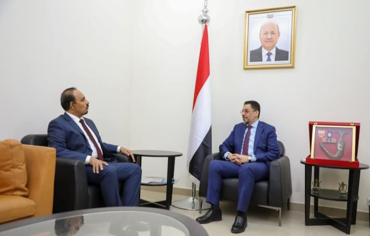 رئيس الوزراء يناقش مع محافظ حضرموت الأوضاع الخدمية والتنموية