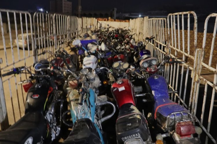 شرطة السير تنفذ حملة مرورية إجبارية وتضبط 200 دراجة نارية غير مرقمة بالمكلا