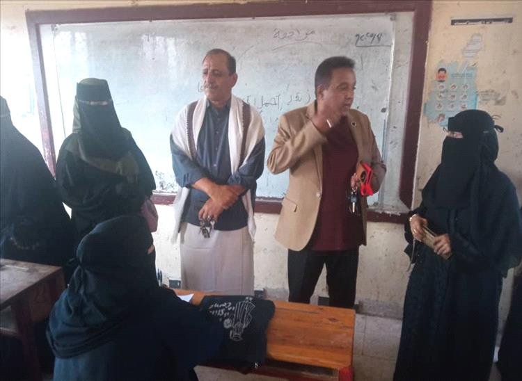 الدكتور عصام المقبلي يدشن امتحانات صفوف محو الأمية بمديرية دارسعد في عدن