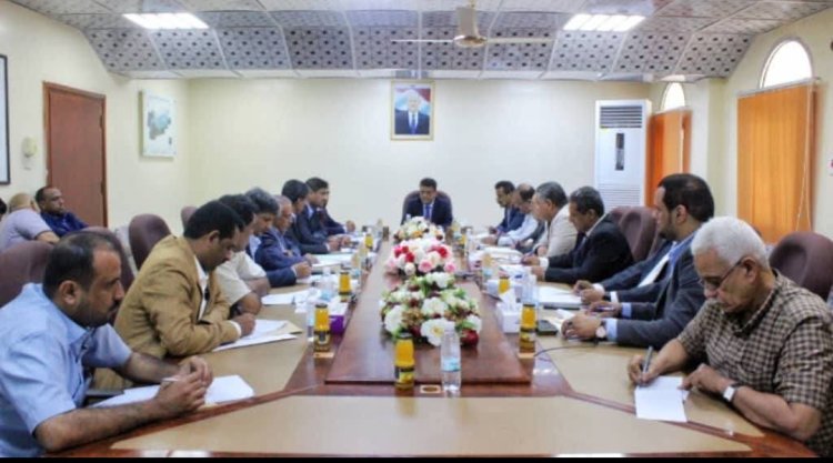 لقاء موسع يستعرض الوضع التمويني في شبوة واحتياجاتها من المشتقات النفطية