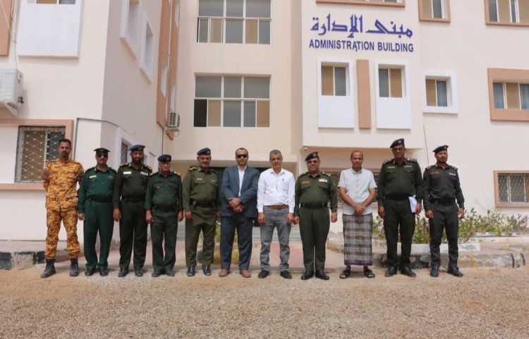 بهدف تعزيز التعاون والشراكة مدير عام مديرية غيل باوزير يزور كلية الشرطة حضرموت