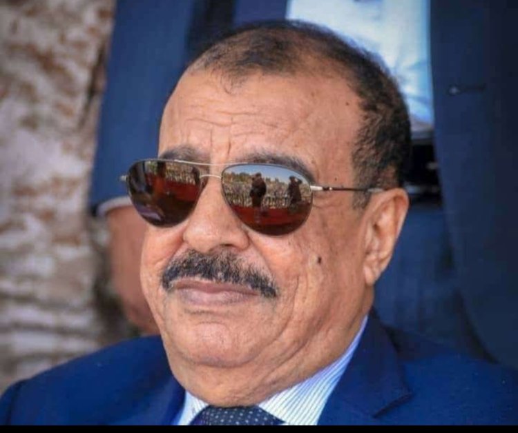 اللواء بن بريك يعزّي في وفاة الأديب والروائي صالح سعيد باعامر