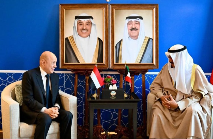 رئيس مجلس القيادة يبحث مع رئيس الوزراء الكويتي مجالات التعاون وآفاقها الواعدة