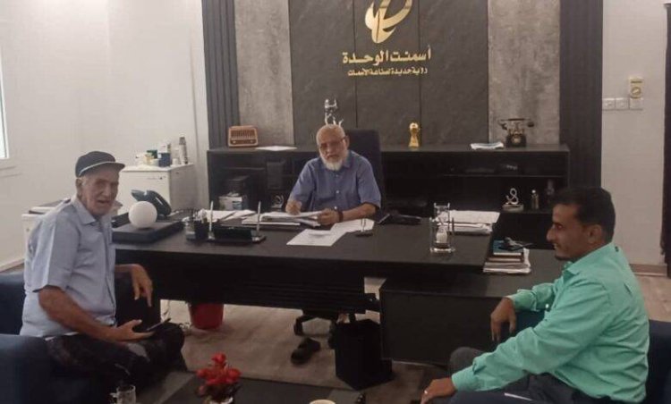 القائم بأعمال مدير مصنع الأسمنت بأبين يلتقي لجنة مبادرة ردم الحفر بالطريق العام