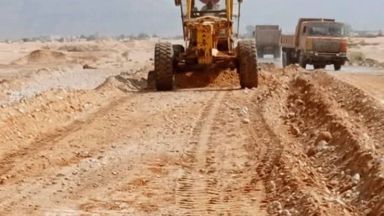 المهرة.. مؤسسة الطرق والجسور بالمهرة تباشر تحسين التحويلات المتضررة على الخط الدولي الغيضة – حصوين.