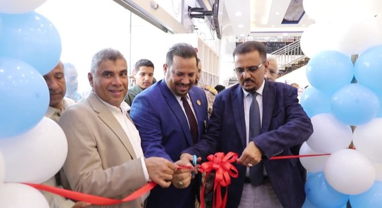 أمين عام محلي حضرموت يدشن المعرض الدائم بالمؤسسة الاقتصادية اليمنية بالمكلا