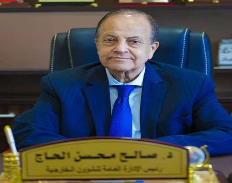 الدكتور الحاج يعزي علي أحمد حسن في وفاة والدته