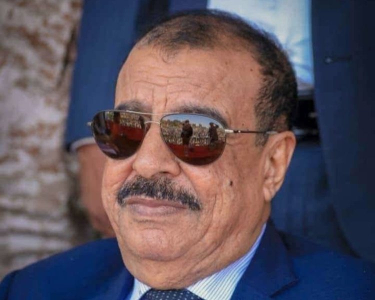 اللواء بن بريك يُعزّي في وفاة الدكتور طيار سالم عمر العمري