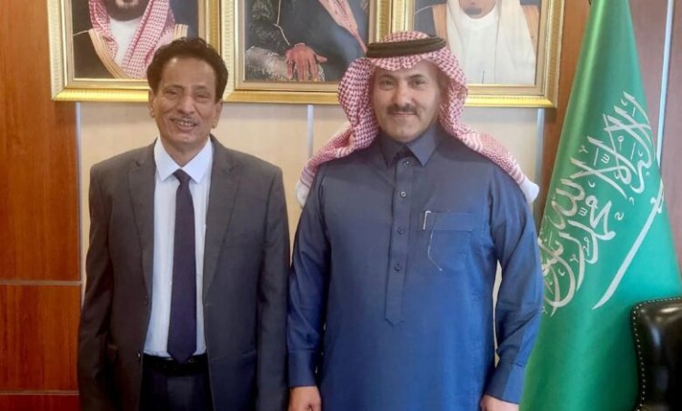 محافظ المهرة يلتقي سعادة السفير آل جابر ويشيد بالدعم التنموي السعودي