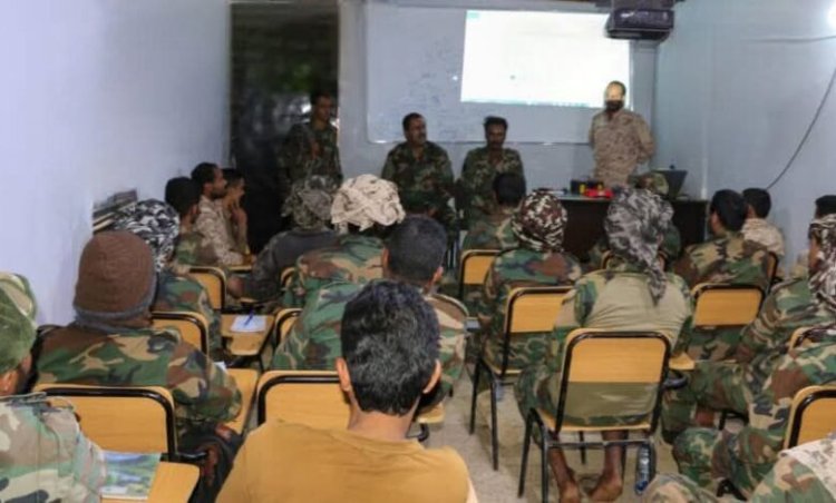 القائد العام لقوات دفاع شبوة يتفقد سير الدورات التخصصية في شعبة الإشارة والتدريب والطيران