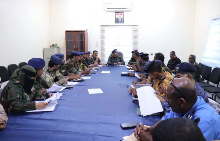 مدير الأمن والشرطة بساحل حضرموت يرأس اجتماعًا موسعًا لمناقشة الخطة الأمنية الرمضانية