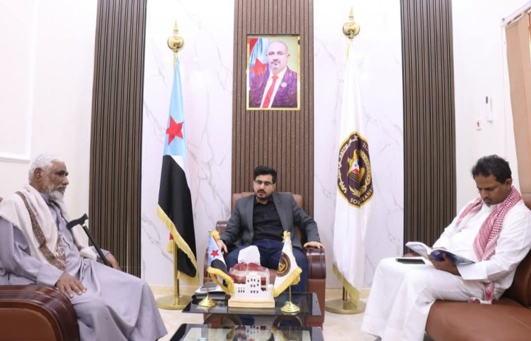 رئيس انتقالي المهرة يلتقي الباحث والأديب محمد سالم الحداد .