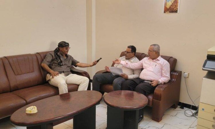 مدير عام الشعيب يناقش مع وكيل وزارة الأشغال السمحي عدد من المشاريع المتعثرة بالمديرية