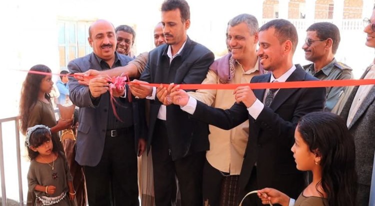 الوكيل الجيلاني والمدير باعباد يفتتحان مدرستين للتعليم الأساسي بمنطقتي البطح وغيل الحالكة بمديرية غيل باوزير بدعم كويتي