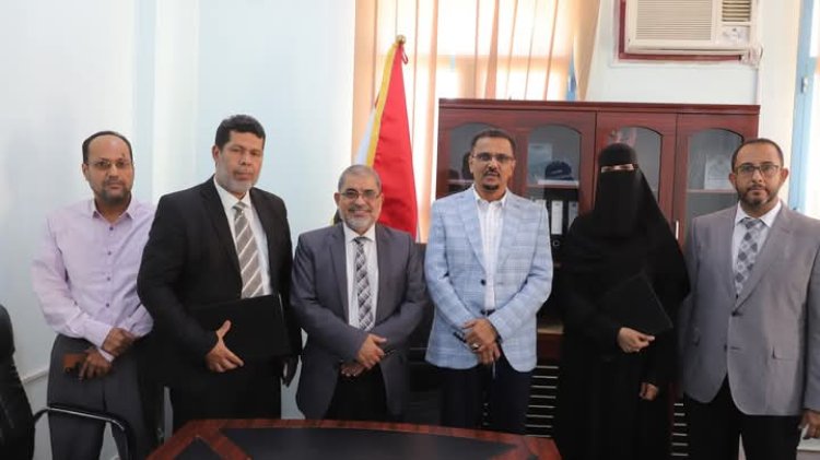 أمين عام محلي حضرموت يرعى توقيع اتفاقية تعاون بين جامعة حضرموت والإدارة العامة لبحوث التنمية والتدريب بالمحافظة.