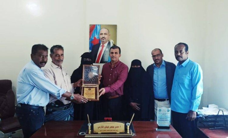 انتقالي أبين يكرّم مديرة مستشفى زنجبار الدكتورة سيلة عوض خميس