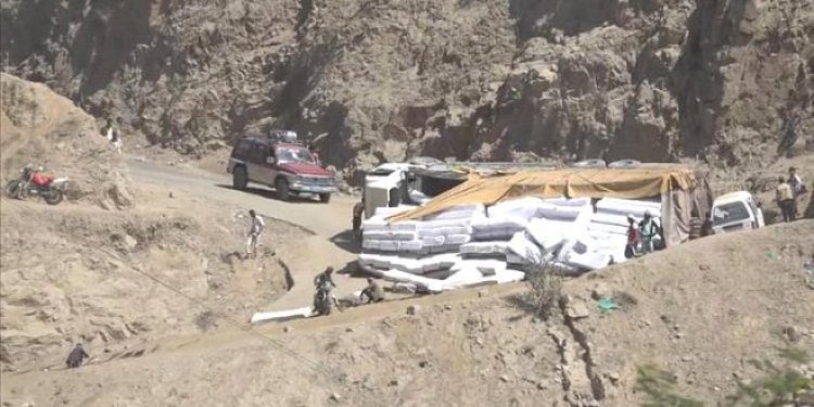 حادث مروري يتسبب في إغلاق طريق حيوي بمحافظة لحج