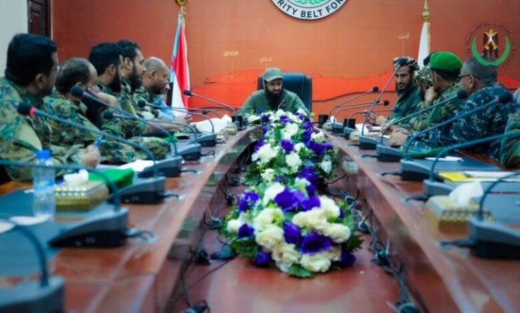 العميد الوالي يترأس اجتماعًا مع مدراء العلاقات العامة لقوات الحزام الأمني