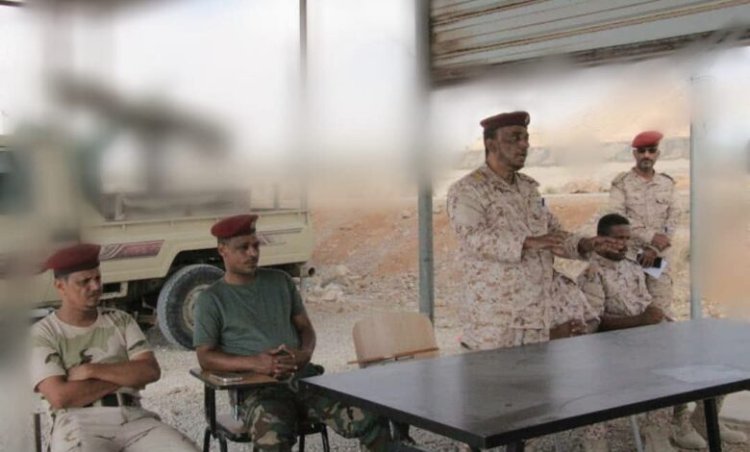 قائد مكتب التوجيه المعنوي بالقيادة والسيطرة في زيارة ميدانية إلى لواء الضبه