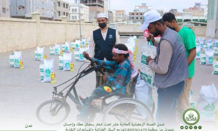 مؤسسة الهجرة توزّع مساعدات نقدية وسلل غذائية لذوي الاحتياجات الخاصة والنازحين والأسر المتعففة بالعاصمة عدن