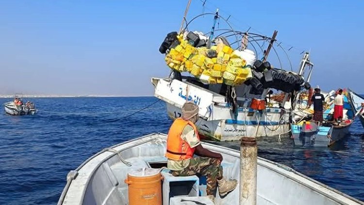 خفر السواحل بقطاع الشحر تُنقذ طاقم عبري “النجمة” من الغرق في عرض البحر.
