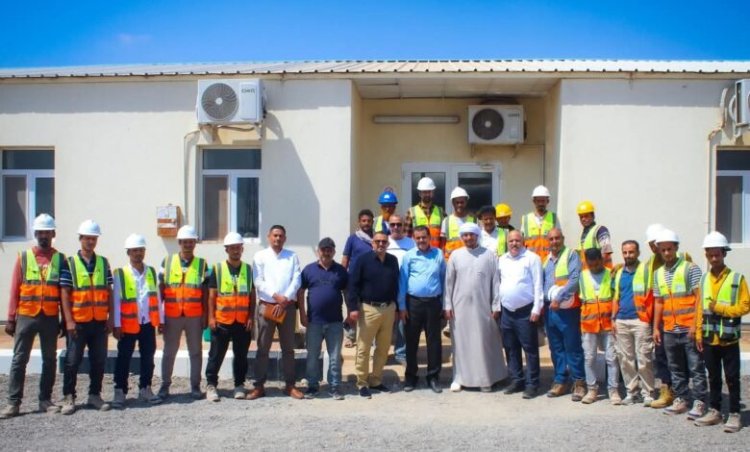 وفد من وزارة الكهرباء والطاقة وشركة أبوظبي للطاقة “مصدر” يزور المحطة الشمسية في عدن