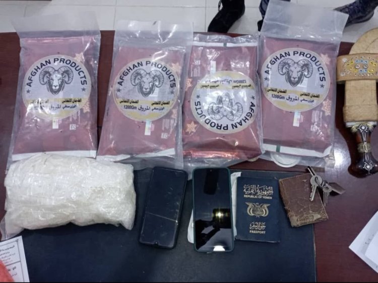 نقطة مدودة الأمنية بمديرية سيئون تضبط شخصين بحوزتهما أكثر من 4 كيلو من الحشيش المخدر وكيلو من مادة الشبو