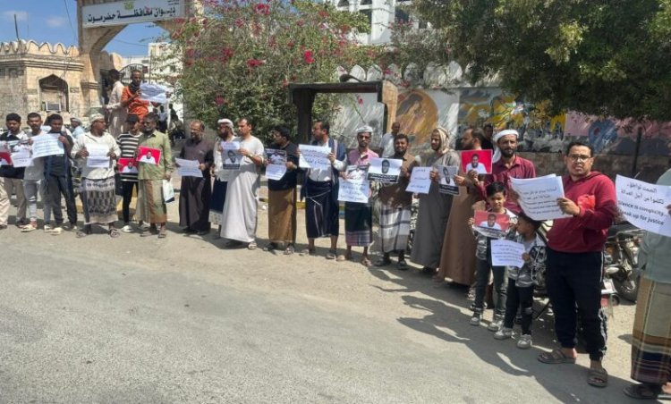 وقفة احتجاجية في المكلا تطالب بالإفراج عن بسام باحشوان