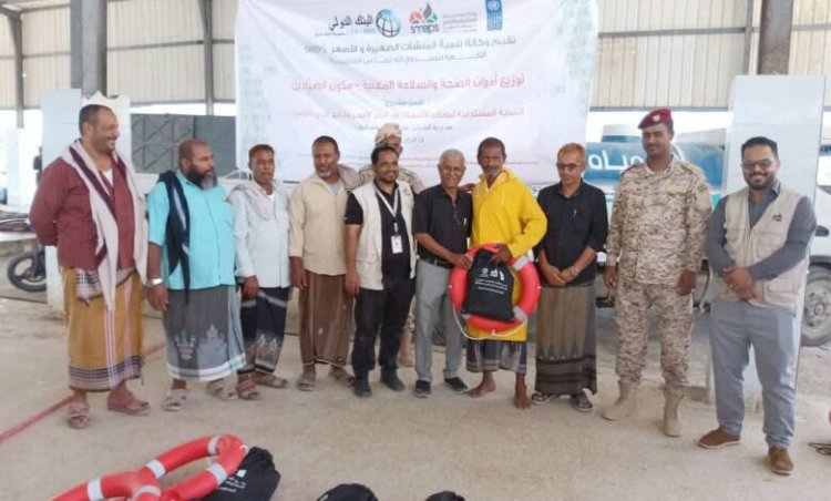 وكالة تنمية المنشآت الصغيرة والأصغر توزع أدوات الصحة والسلامة المهنية لـ 419 مستفيدا من مدينتي الشحر والحامي