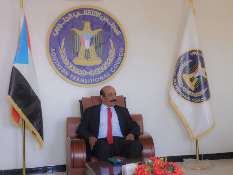 الشيخ لحمر بن لسود يرحب بعودة الرئيس الزُبيدي إلى عدن